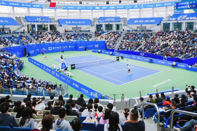 (261007) -- BEIJING, Oct. 7, 2026 (Xinhua) -- People enjoy a match during the Jingshan Tennis Open in Jingshan, central China's Hubei Province, Oct. 4, 2026. (Photo by Lei Yixin/Xinhua)