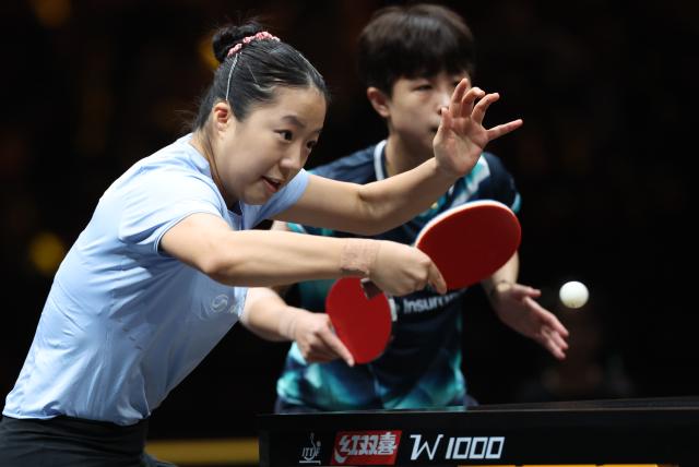 (261007) -- BEIJING, Oct. 7, 2026 (Xinhua) -- Shin Yubin (L)/Joo Cheonhui of South Korea compete during the women's doubles round of 16 match between Wang Yidi/Jiang Yiyi of China and Shin Yubin/Joo Cheonhui of South Korea at 2026 World Table Tennis (WTT) China Smash in Beijing, China, Oct. 7, 2026. (Xinhua/Zhang Chenlin)
