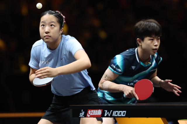 (261007) -- BEIJING, Oct. 7, 2026 (Xinhua) -- Shin Yubin (L)/Joo Cheonhui of South Korea compete during the women's doubles round of 16 match between Wang Yidi/Jiang Yiyi of China and Shin Yubin/Joo Cheonhui of South Korea at 2026 World Table Tennis (WTT) China Smash in Beijing, China, Oct. 7, 2026. (Xinhua/Zhang Chenlin)
