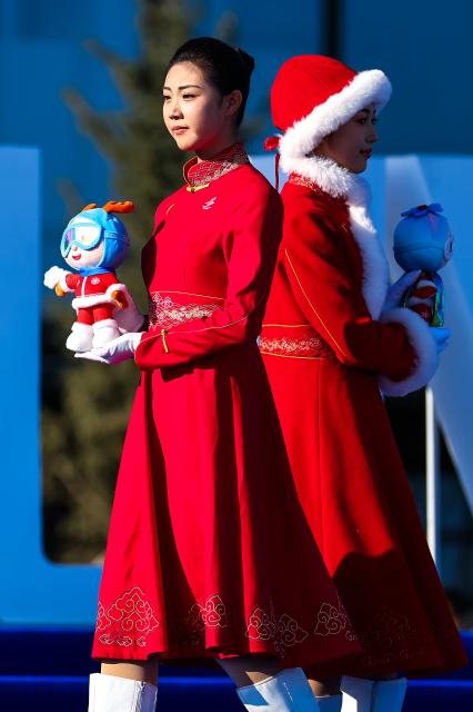 (261007) -- CHANGCHUN, Oct. 7, 2026 (Xinhua) -- Staff members display uniforms at the 100-day countdown event for the Changchun 2027 Winter Universiade in Changchun, northeast China's Jilin Province, Oct. 7, 2026. The medals, torch, uniforms and equipment for the Changchun 2027 Winter Universiade were unveiled on Wednesday at a 100-day countdown event held at the Changchun International Aviation Expo City. (Xinhua/Xu Chang)