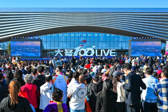 (261007) -- CHANGCHUN, Oct. 7, 2026 (Xinhua) -- People gather at the 100-day countdown event for the Changchun 2027 Winter Universiade in Changchun, northeast China's Jilin Province, Oct. 7, 2026. The medals, torch, uniforms and equipment for the Changchun 2027 Winter Universiade were unveiled on Wednesday at a 100-day countdown event held at the Changchun International Aviation Expo City. (Xinhua/Xu Chang)