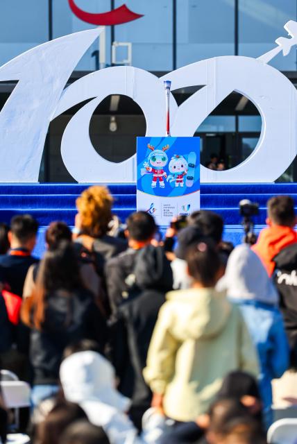 (261007) -- CHANGCHUN, Oct. 7, 2026 (Xinhua) -- The torch is unveiled at the 100-day countdown event for the Changchun 2027 Winter Universiade in Changchun, northeast China's Jilin Province, Oct. 7, 2026. The medals, torch, uniforms and equipment for the Changchun 2027 Winter Universiade were unveiled on Wednesday at a 100-day countdown event held at the Changchun International Aviation Expo City. (Xinhua/Xu Chang)