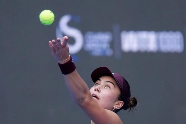 (261007) -- BEIJING, Oct. 7, 2026 (Xinhua) -- Iva Jovic serves during the women's singles fourth round match between Iga Swiatek of Poland and Iva Jovic of the United States at 2026 China Open tennis tournament in Beijing, China, Oct. 7, 2026. (Xinhua/Ju Huanzong)