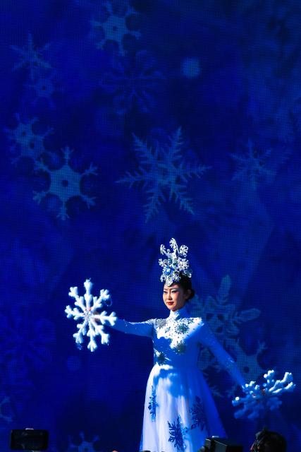 (261007) -- CHANGCHUN, Oct. 7, 2026 (Xinhua) -- A performer dances at the 100-day countdown event for the Changchun 2027 Winter Universiade in Changchun, northeast China's Jilin Province, Oct. 7, 2026. The medals, torch, uniforms and equipment for the Changchun 2027 Winter Universiade were unveiled on Wednesday at a 100-day countdown event held at the Changchun International Aviation Expo City. (Xinhua/Xu Chang)