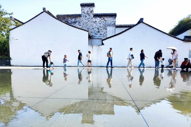(261007) -- BEIJING, Oct. 7, 2026 (Xinhua) -- Tourists visit the historical and cultural block of Qingguo lane in Changzhou, east China's Jiangsu Province, Oct. 7, 2026. People across the country enjoy themselves through various cultural and tourism activities and events during the National Day holiday. (Photo by Chen Wei/Xinhua)
