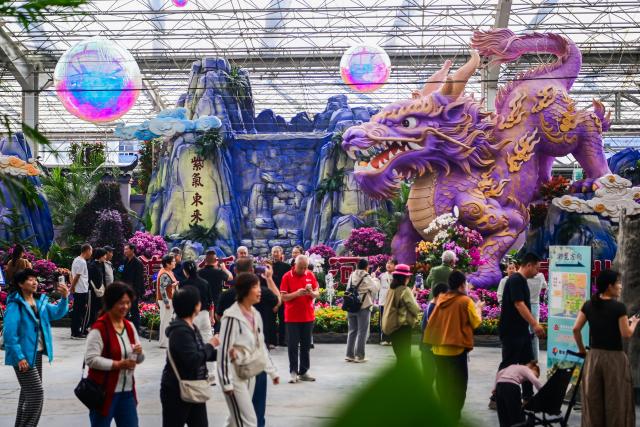 (261007) -- BEIJING, Oct. 7, 2026 (Xinhua) -- People visit a flower expo and trade fair in Qingzhou City, east China's Shandong Province, Oct. 7, 2026. People across the country enjoy themselves through various cultural and tourism activities and events during the National Day holiday. (Photo by Wang Jilin/Xinhua)