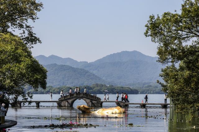 (261007) -- BEIJING, Oct. 7, 2026 (Xinhua) -- Tourists visit the West Lake scenic area in Hangzhou, east China's Zhejiang Province, Oct. 7, 2026. People across the country enjoy themselves through various cultural and tourism activities and events during the National Day holiday. (Xinhua/Xu Yu)