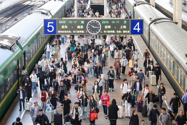 (261007) -- BEIJING, Oct. 7, 2026 (Xinhua) -- Arriving passengers are pictured at Nanjing Railway Station in Nanjing, east China's Jiangsu Province, Oct. 7, 2026. As the National Day holiday is drawing to a close, return travel flows increase across the country. (Photo by Su Yang/Xinhua)
