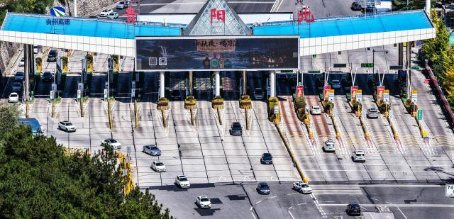 (261007) -- BEIJING, Oct. 7, 2026 (Xinhua) -- An aerial drone photo taken on Oct. 7, 2026 shows vehicles passing the Guiyang North toll gate in Guiyang, southwest China's Guizhou Province. As the National Day holiday is drawing to a close, return travel flows increase across the country. (Xinhua/Tao Liang)