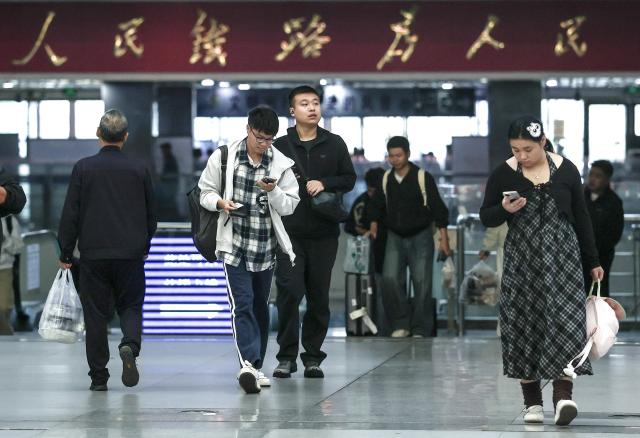(261007) -- BEIJING, Oct. 7, 2026 (Xinhua) -- Passengers enter the waiting hall of Shenyang North Railway Station in Shenyang, northeast China's Liaoning Province, Oct. 7, 2026. As the National Day holiday is drawing to a close, return travel flows increase across the country. (Xinhua/Pan Yulong)