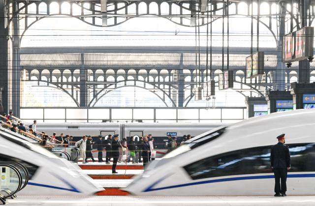 (261007) -- BEIJING, Oct. 7, 2026 (Xinhua) -- Passengers are seen at Harbin Railway Station in Harbin, northeast China's Heilongjiang Province, Oct. 7, 2026. As the National Day holiday is drawing to a close, return travel flows increase across the country. (Photo by Yuan Yong/Xinhua)