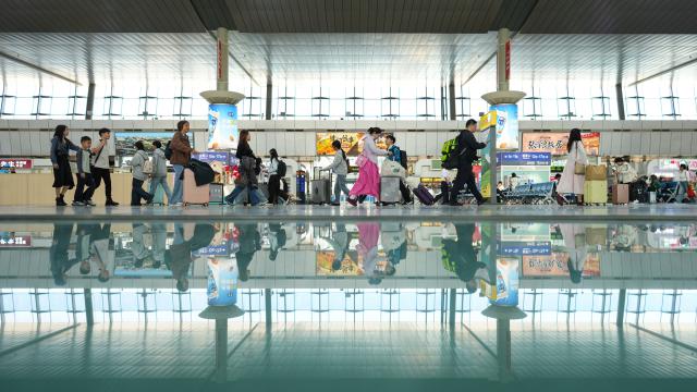 (261007) -- BEIJING, Oct. 7, 2026 (Xinhua) -- Passengers are seen at the waiting hall of Tianjin Railway Station in north China's Tianjin, Oct. 7, 2026. As the National Day holiday is drawing to a close, return travel flows increase across the country. (Photo by Du Penghui/Xinhua)