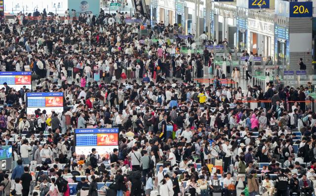 (261007) -- BEIJING, Oct. 7, 2026 (Xinhua) -- Passengers are seen at the waiting hall of Shanghai Hongqiao Railway Station in east China's Shanghai, Oct. 7, 2026. As the National Day holiday is drawing to a close, return travel flows increase across the country. (Xinhua/Ding Ting)