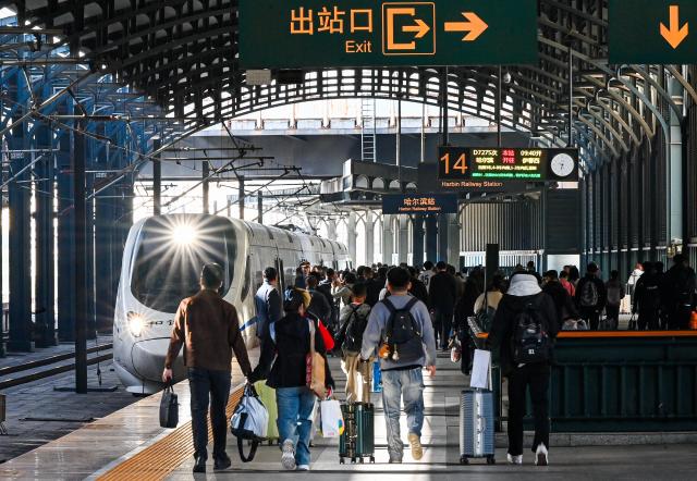 (261007) -- BEIJING, Oct. 7, 2026 (Xinhua) -- Passengers are seen at Harbin Railway Station in Harbin, northeast China's Heilongjiang Province, Oct. 7, 2026. As the National Day holiday is drawing to a close, return travel flows increase across the country. (Photo by Yuan Yong/Xinhua)