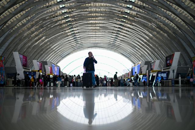 (261007) -- BEIJING, Oct. 7, 2026 (Xinhua) -- Passengers are seen at the waiting hall of Tianjin West Railway Station in north China's Tianjin, Oct. 7, 2026. As the National Day holiday is drawing to a close, return travel flows increase across the country. (Xinhua/Zhao Zishuo)