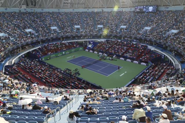 (261007) -- SHANGHAI, Oct. 7, 2026 (Xinhua) -- Photo taken on Oct. 7, 2026 shows a general view of the court during the men's singles first round match between Zhang Zhizhen of China and Tomas Machac of the Czech Republic at the 2026 ATP tour Shanghai Masters tennis tournament in Shanghai, China. (Xinhua/Wang Xiang)