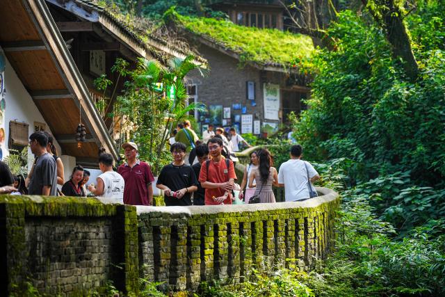 (261007) -- BEIJING, Oct. 7, 2026 (Xinhua) -- Tourists visit the Jingangbei historical and cultural block in Beibei District of southwest China's Chongqing Municipality, Oct. 7, 2026. People across the country enjoy themselves through various cultural and tourism activities and events during the National Day holiday. (Photo by Qin Tingfu/Xinhua)