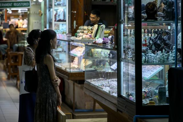 (261007) -- YANGON, Oct. 7, 2026 (Xinhua) -- People visit Bogyoke Aung San Market in Yangon, Myanmar, Oct. 7, 2026.
  TO GO WITH "Feature: Myanmar's century-old market celebrates its enduring heritage" (Xinhua/Myo Kyaw Soe)