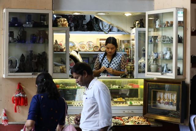 (261007) -- YANGON, Oct. 7, 2026 (Xinhua) -- People visit Bogyoke Aung San Market in Yangon, Myanmar, Oct. 7, 2026.
  TO GO WITH "Feature: Myanmar's century-old market celebrates its enduring heritage" (Xinhua/Myo Kyaw Soe)