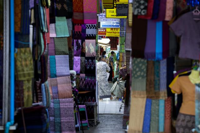 (261007) -- YANGON, Oct. 7, 2026 (Xinhua) -- People visit Bogyoke Aung San Market in Yangon, Myanmar, Oct. 7, 2026.
  TO GO WITH "Feature: Myanmar's century-old market celebrates its enduring heritage" (Xinhua/Myo Kyaw Soe)