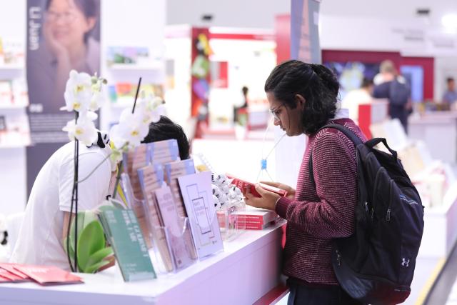 (261007) -- FRANKFURT, Oct. 7, 2026 (Xinhua) -- A reader (R) talks to a staff member at the Chinese joint exhibition booth of the Frankfurt Book Fair in Frankfurt, Germany, Oct. 7, 2026. The world's largest book fair opened Wednesday in Frankfurt, Germany, bringing together more than 4,000 publishing institutions from over 100 countries and regions.
  The Chinese joint exhibition booth covers 336 square meters and features more than 3,000 titles and over 4,600 copies of selected books. It combines book displays, rights negotiations, cultural exchanges and interactive experiences. (Xinhua/Du Zheyu)
