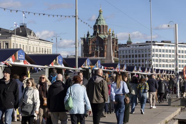 (261007) -- HELSINKI, Oct. 7, 2026 (Xinhua) -- Crowds of visitors browse stalls at the Helsinki Baltic Herring Market at Market Square in Helsinki, capital of Finland, Oct. 7, 2026. The Helsinki Baltic Herring Market is held in Helsinki, the capital of Finland. In 2026, it runs from October 4 to 10. Dating back to 1743, it is one of Finland's oldest public events, aimed at supporting fishermen's livelihoods and promoting local seafood, particularly Baltic herring. (Photo by Matti Matikainen/Xinhua)