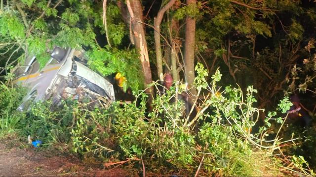 (261007) -- JOHANNESBURG, Oct. 7, 2026 (Xinhua) -- This photo taken on Oct. 7, 2026 shows the scene of a minibus taxi crash in Hammarsdale, KwaZulu-Natal province, South Africa. At least 10 people were killed on Wednesday evening when a minibus taxi lost control and crashed into a tree in Hammarsdale, KwaZulu-Natal province, local authorities confirmed. (KwaZulu-Natal Department of Transport/Handout via Xinhua)