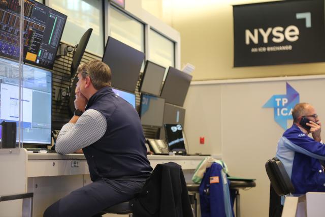 (261007) -- NEW YORK, Oct. 7, 2026 (Xinhua) -- Traders work on the trading floor of the New York Stock Exchange in New York City, the United States, Oct. 7, 2026. U.S. stocks closed lower on Wednesday as benchmark Treasury yields touched multi-year highs. (Xinhua/Liu Yanan)