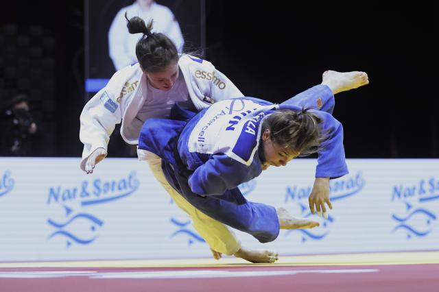 (261008) -- BAKU, Oct. 8, 2026 (Xinhua) -- Renata Zachova (L) of the Czech Republic competes against Anna Kriza of Hungary in the women's -63kg bronze medal match at the 2026 World Senior Judo Championships in Baku on Oct. 7, 2026. (Xinhua/Chen Junfeng)