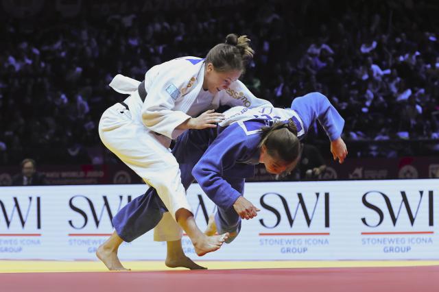 (261008) -- BAKU, Oct. 8, 2026 (Xinhua) -- Renata Zachova (L) of the Czech Republic competes against Anna Kriza of Hungary in the women's -63kg bronze medal match at the 2026 World Senior Judo Championships in Baku on Oct. 7, 2026. (Xinhua/Chen Junfeng)