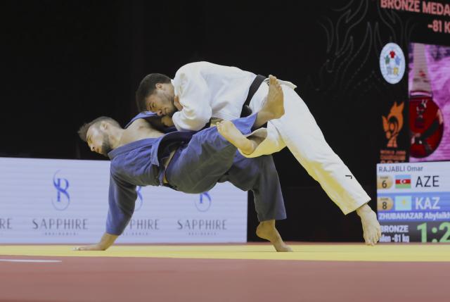 (261008) -- BAKU, Oct. 8, 2026 (Xinhua) -- Omar Rajabli (top) of Azerbaijan competes against Abylaikhan Zhubanazar of Kazakhstan in the men's -81kg bronze medal match at the 2026 World Senior Judo Championships in Baku on Oct. 7, 2026. (Xinhua/Chen Junfeng)