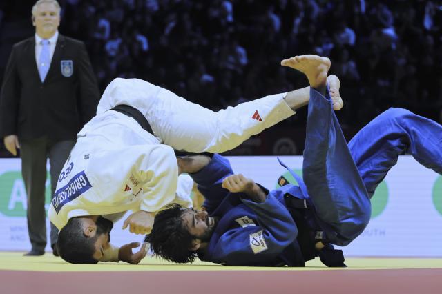 (261008) -- BAKU, Oct. 8, 2026 (Xinhua) -- Tato Grigalashvili (L) of Georgia competes against Zelim Tckaev of Azerbaijan in the men's -81kg gold medal final at the 2026 World Senior Judo Championships in Baku on Oct. 7, 2026. (Xinhua/Chen Junfeng)
