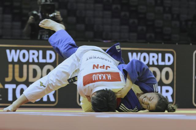 (261008) -- BAKU, Oct. 8, 2026 (Xinhua) -- Kaju Haruka (front) of Japan competes against Kerem Primo of Israel in the women's -63kg gold medal final at the 2026 World Senior Judo Championships in Baku on Oct. 7, 2026. (Xinhua/Chen Junfeng)