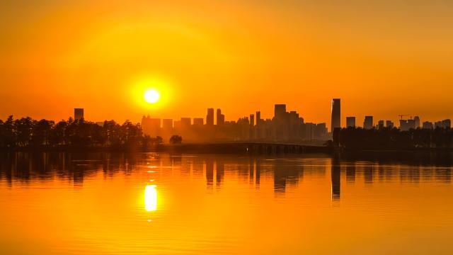 (261008) -- WUHAN, Oct. 8, 2026 (Xinhua) -- This photo taken with a mobile phone on Oct. 7, 2026 shows the East Lake at sunset in Wuhan, central China's Hubei Province. (Xinhua/Xiao Yijiu)