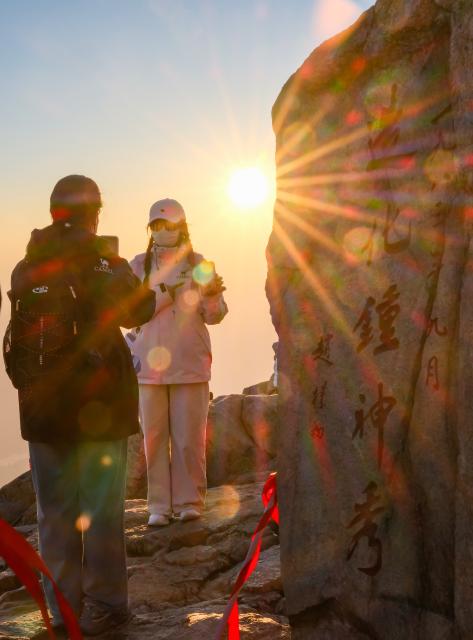 (261008) -- TAI'AN, Oct. 8, 2026 (Xinhua) -- Tourists pose for photos at the scenic area of Mount Tai in Tai'an, east China's Shandong Province, Oct. 8, 2026. (Xinhua/Chen Yehua)