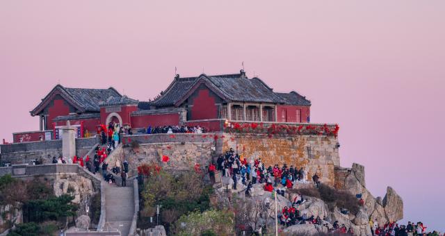 (261008) -- TAI'AN, Oct. 8, 2026 (Xinhua) -- Tourists wait for the sunrise at the scenic area of Mount Tai in Tai'an, east China's Shandong Province, Oct. 8, 2026. (Xinhua/Chen Yehua)