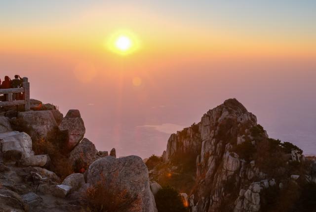 (261008) -- TAI'AN, Oct. 8, 2026 (Xinhua) -- Tourists watch the sunrise at the scenic area of Mount Tai in Tai'an, east China's Shandong Province, Oct. 8, 2026. (Xinhua/Chen Yehua)