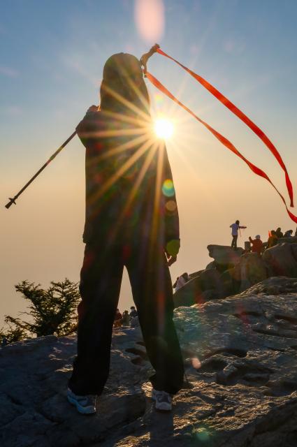 (261008) -- TAI'AN, Oct. 8, 2026 (Xinhua) -- Tourists pose for photos at the scenic area of Mount Tai in Tai'an, east China's Shandong Province, Oct. 8, 2026. (Xinhua/Chen Yehua)