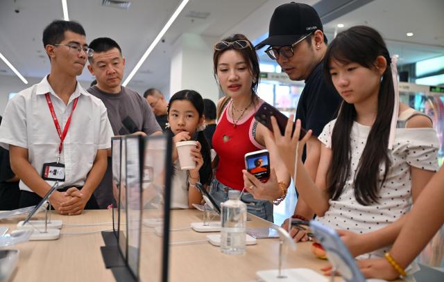 (261008) -- SANYA(HAINAN), Oct. 8, 2026 (Xinhua) -- Customers select goods at a duty-free shop in Sanya, south China's Hainan Province, Oct. 2, 2026. According to Haikou customs, the customs authority supervised offshore duty-free purchases worth 855 million yuan (about 126.8 U.S. dollars) during the seven-day National Day holiday from Oct. 1 to 7, involving 123,000 shopping visits and 696,800 items. (Xinhua/Guo Cheng)