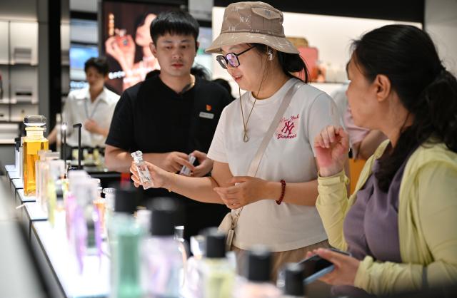 (261008) -- SANYA(HAINAN), Oct. 8, 2026 (Xinhua) -- Customers select goods at a duty-free shop in Sanya, south China's Hainan Province, Oct. 2, 2026. According to Haikou customs, the customs authority supervised offshore duty-free purchases worth 855 million yuan (about 126.8 U.S. dollars) during the seven-day National Day holiday from Oct. 1 to 7, involving 123,000 shopping visits and 696,800 items. (Xinhua/Guo Cheng)