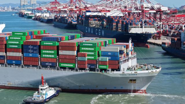 (261008) -- QINGDAO, Oct. 8, 2026 (Xinhua) -- A drone photo taken on Oct. 8, 2026 shows a cargo ship departing from Qingdao Port in Qingdao, east China's Shandong Province. As an international shipping hub in Northeast Asia, Qingdao Port has been expanding its shipping network, adding 16 foreign trade routes so far this year. The port now operates nearly 240 foreign trade routes, connecting over 700 ports in over 180 countries and regions. (Xinhua/Li Ziheng)