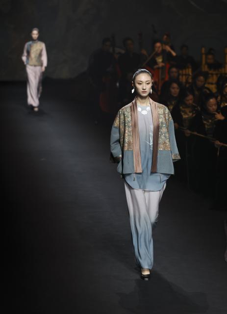 (261008) -- SHANGHAI, Oct. 8, 2026 (Xinhua) -- Models present creations of HEMU during the 2027 Spring/Summer Shanghai Fashion Week in east China's Shanghai, Oct. 8, 2026. The event opened at Xintiandi commercial complex here on Thursday. (Xinhua/Chen Haoming)