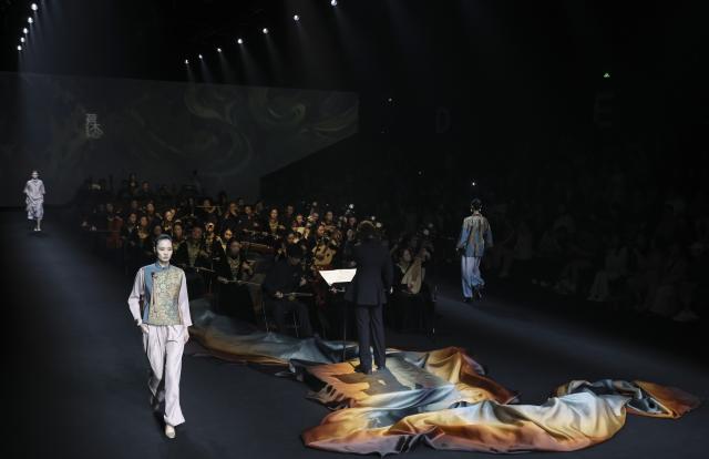 (261008) -- SHANGHAI, Oct. 8, 2026 (Xinhua) -- Models present creations of HEMU during the 2027 Spring/Summer Shanghai Fashion Week in east China's Shanghai, Oct. 8, 2026. The event opened at Xintiandi commercial complex here on Thursday. (Xinhua/Chen Haoming)