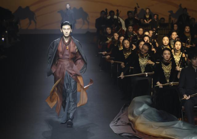 (261008) -- SHANGHAI, Oct. 8, 2026 (Xinhua) -- A model presents a creation of HEMU during the 2027 Spring/Summer Shanghai Fashion Week in east China's Shanghai, Oct. 8, 2026. The event opened at Xintiandi commercial complex here on Thursday. (Xinhua/Chen Haoming)
