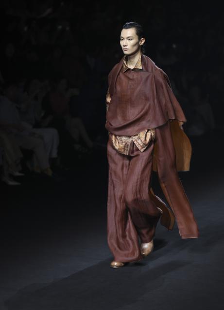 (261008) -- SHANGHAI, Oct. 8, 2026 (Xinhua) -- A model presents a creation of HEMU during the 2027 Spring/Summer Shanghai Fashion Week in east China's Shanghai, Oct. 8, 2026. The event opened at Xintiandi commercial complex here on Thursday. (Xinhua/Chen Haoming)