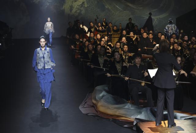 (261008) -- SHANGHAI, Oct. 8, 2026 (Xinhua) -- Models present creations of HEMU during the 2027 Spring/Summer Shanghai Fashion Week in east China's Shanghai, Oct. 8, 2026. The event opened at Xintiandi commercial complex here on Thursday. (Xinhua/Chen Haoming)