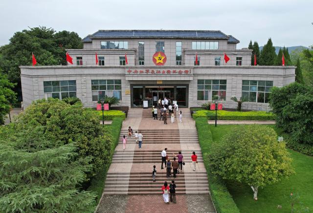 (261008) -- NANCHANG, Oct. 8, 2026 (Xinhua) -- A drone photo taken on Oct. 2, 2026 shows tourists at a memorial hall marking the departure of the Long March by the Central Red Army in Yudu County, east China's Jiangxi Province. (Photo by Zeng Xiaomao/Xinhua)
