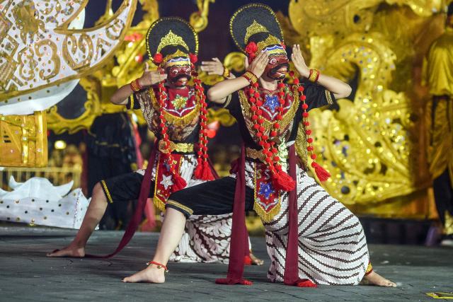 (261008) -- YOGYAKARTA, Oct. 8, 2026 (Xinhua) -- Participants perform during the 2026 Wayang Jogja Night Carnival (WJNC) on Malioboro Street in Yogyakarta, Indonesia, Oct. 7, 2026. (Photo by Agung Supriyanto/Xinhua)
