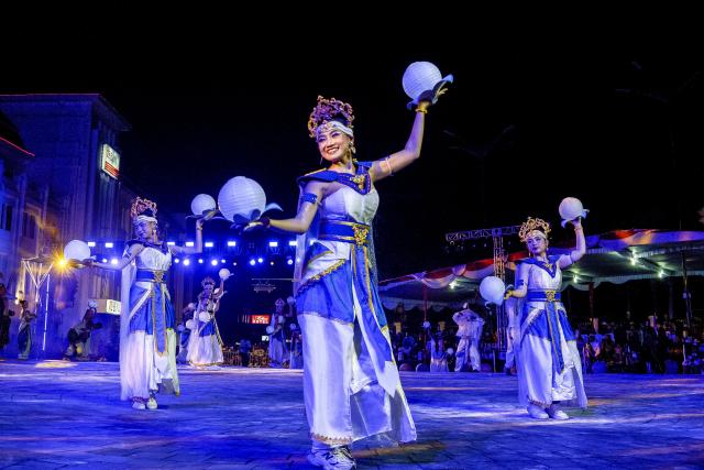 (261008) -- YOGYAKARTA, Oct. 8, 2026 (Xinhua) -- Participants perform during the 2026 Wayang Jogja Night Carnival (WJNC) on Malioboro Street in Yogyakarta, Indonesia, Oct. 7, 2026. (Photo by Agung Supriyanto/Xinhua)