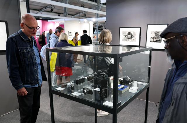 (261008) -- PARIS, Oct. 8, 2026 (Xinhua) -- People visit an exhibition on the history of cameras and photography at the Salon Photo & Video in Paris, France, Oct. 8, 2026. The Salon Photo & Video opened in Paris on Thursday, featuring equipment displays, photography exhibitions, talks and hands-on activities. (Xinhua/Wu Huiwo)